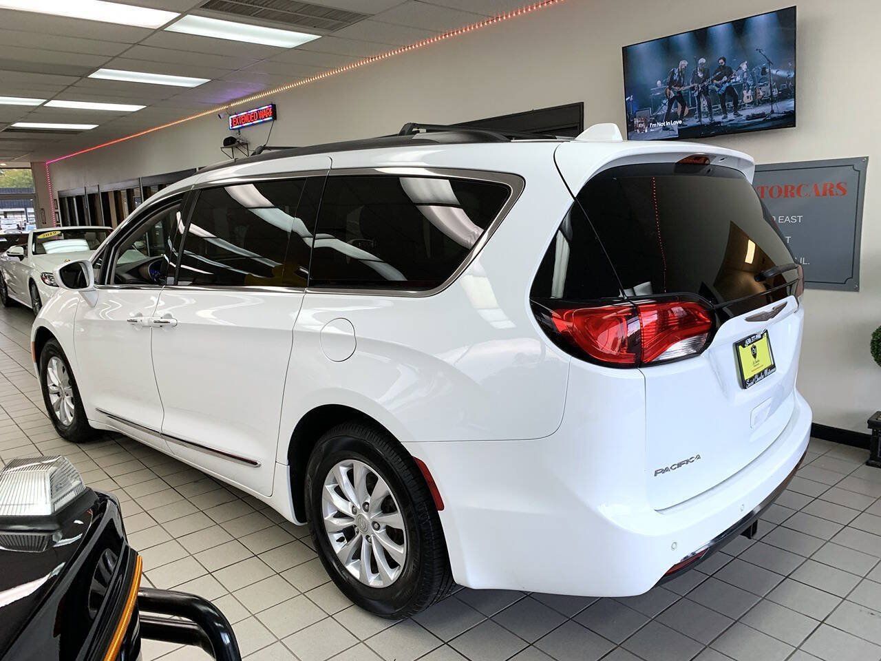 Used 2017 Chrysler Pacifica Touring-L FWD image 6