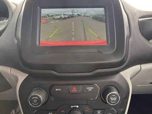 Used 2018 Jeep Renegade Limited image 21