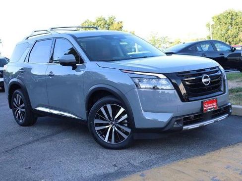 Certified 2025 Nissan Pathfinder Platinum w/ Lighting Package (N92) AWD/4WD image 2