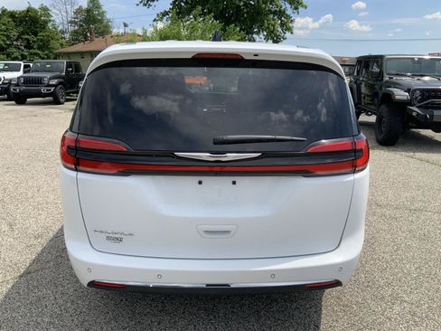Used 2023 Chrysler Pacifica Touring-L FWD image 9