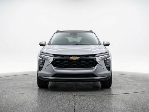 Used 2025 Chevrolet Trax LT w/ LT Convenience Package image 2