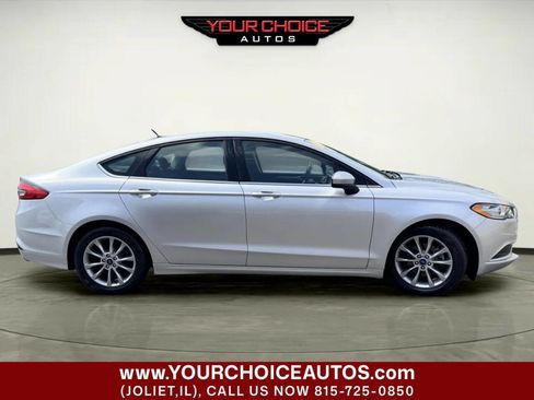 Used 2017 Ford Fusion SE w/ Fusion SE Technology Package FWD image 9