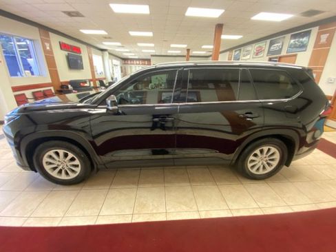 Used 2024 Toyota Grand Highlander FWD image 2