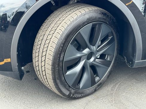 Used 2025 Tesla Model Y Long Range RWD image 9