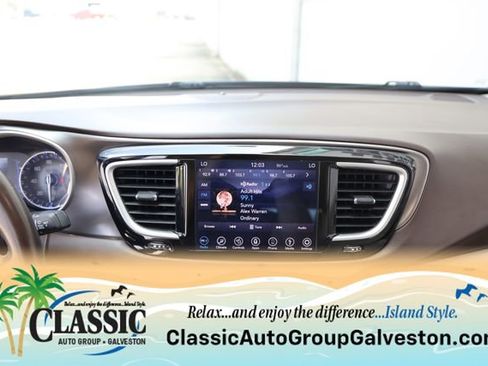 Used 2018 Chrysler Pacifica Touring-L w/ Tire & Wheel Group FWD image 17