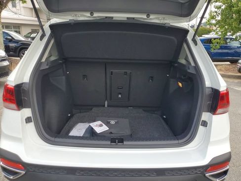 Used 2023 Volkswagen Taos SE w/ Panoramic Sunroof Package FWD image 14