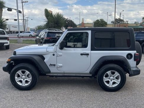 Used 2022 Jeep Wrangler Sport S image 3