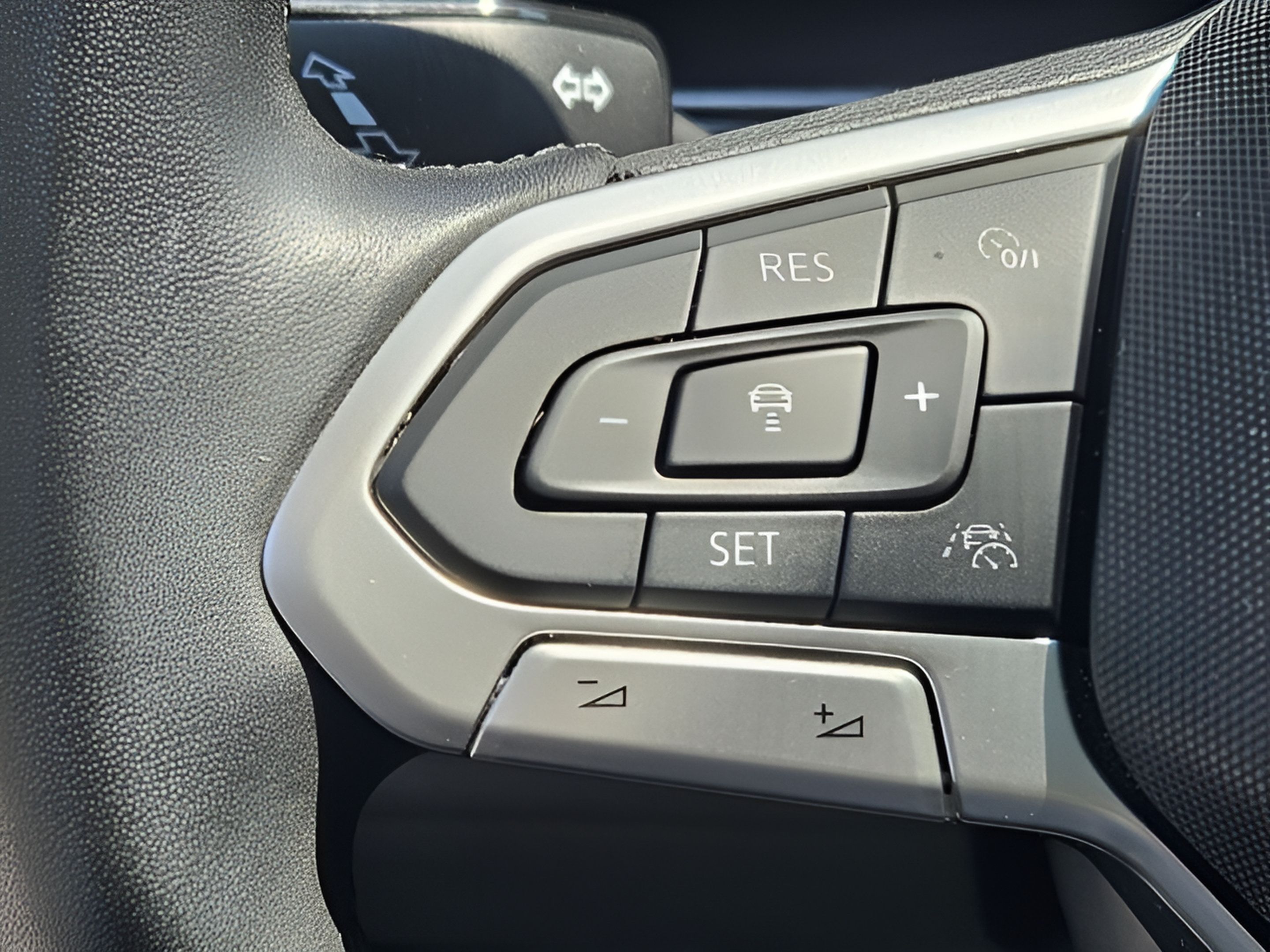 Used 2024 Volkswagen Jetta SE w/ Panoramic Sunroof Package FWD image 23