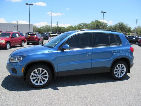 Used 2017 Volkswagen Tiguan Limited w/ Premium Package FWD image 4