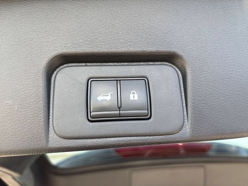 Used 2025 Nissan Rogue SV FWD image 23