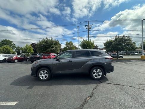 Certified 2024 Toyota Highlander LE image 4