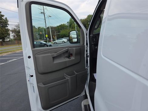 Used 2024 GMC Savana 2500 w/ Driver Convenience Package image 9
