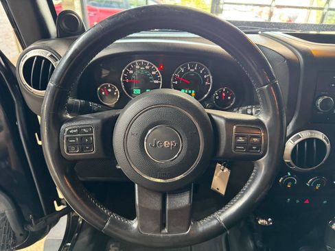 Used 2014 Jeep Wrangler Unlimited Sahara w/ Connectivity Group AWD/4WD image 22