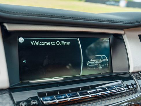 Used 2023 Rolls-Royce Cullinan Black Badge w/ Leather Finishing Pack image 35