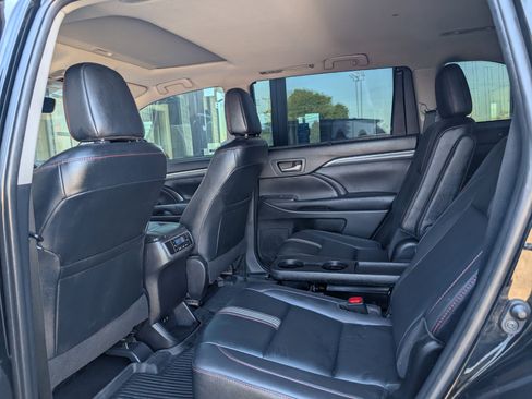 Used 2019 Toyota Highlander SE image 18