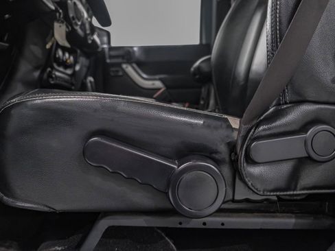 Used 2014 Jeep Wrangler Unlimited Rubicon w/ Connectivity Group image 30