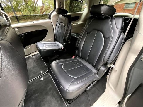 Used 2022 Chrysler Pacifica Touring-L image 19