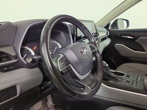 Used 2022 Toyota Highlander XLE AWD/4WD image 14