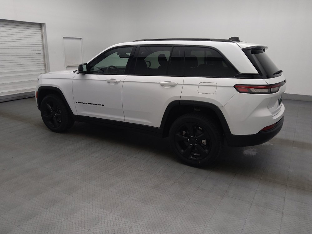 Used 2023 Jeep Grand Cherokee Altitude RWD image 3