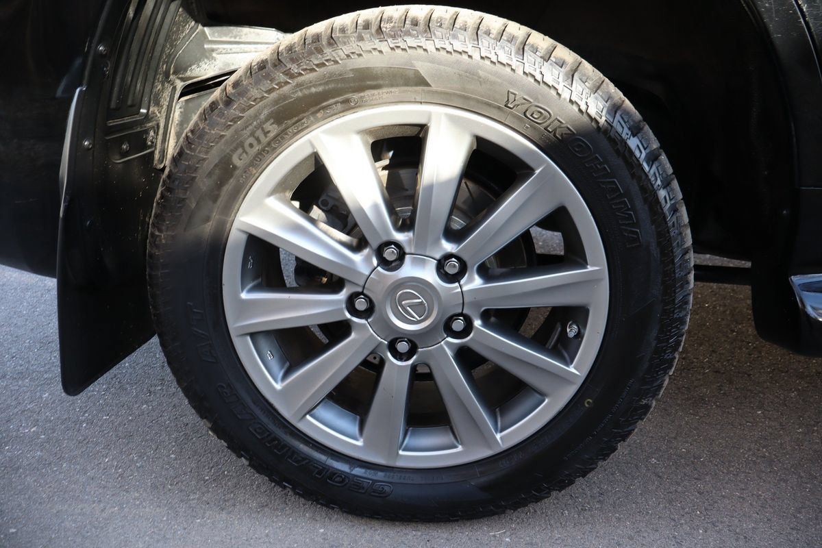 Used 2011 Lexus LX 570 4WD w/ Luxury Pkg image 44