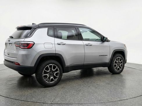 Used 2025 Jeep Compass Trailhawk AWD/4WD image 9