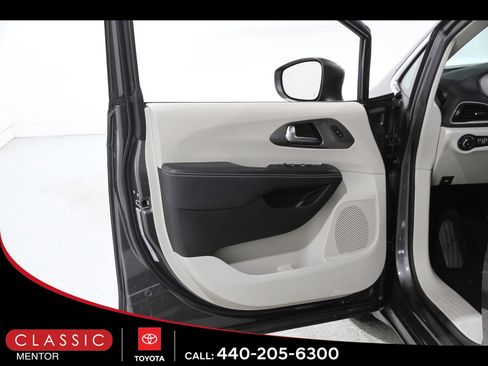 Used 2023 Chrysler Pacifica Touring-L image 4