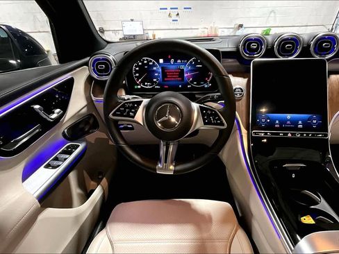 Used 2023 Mercedes-Benz GLC 300 4MATIC image 6