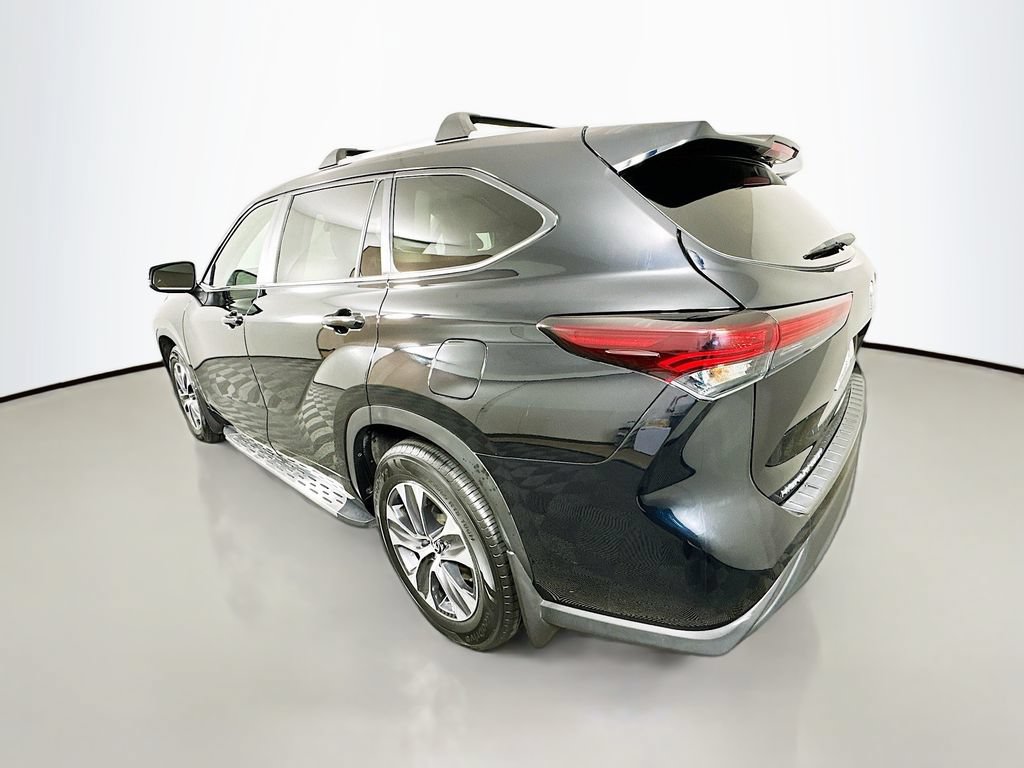 Used 2024 Toyota Highlander XLE FWD image 7
