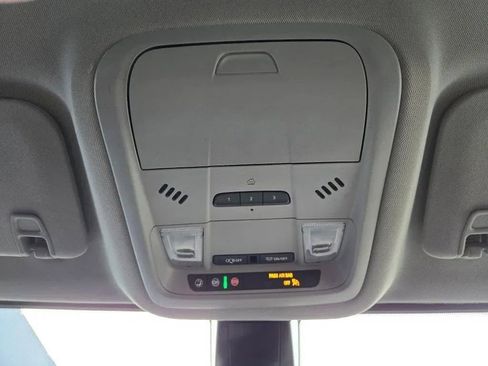 Used 2022 GMC Acadia SLT w/ Preferred Package image 18