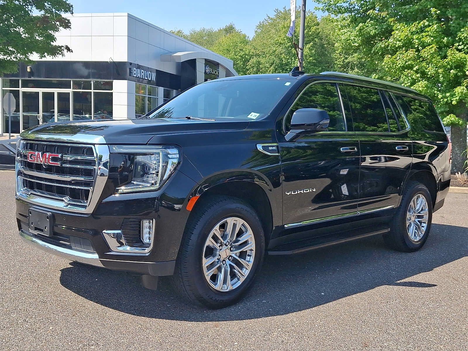 Used 2024 GMC Yukon SLT w/ SLT Luxury Package AWD/4WD image 3