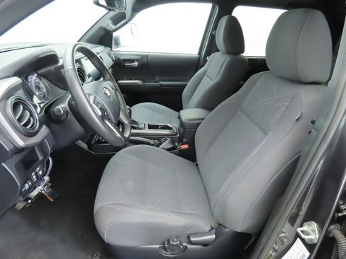 Used 2017 Toyota Tacoma TRD Off-Road w/ Premium & Technology Package image 19