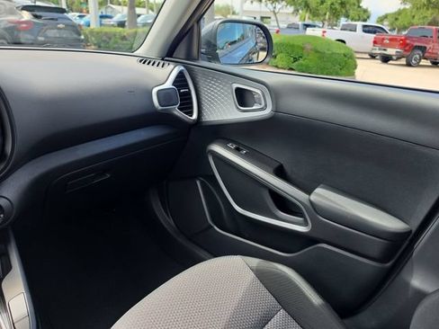 Used 2025 Kia Soul LX w/ LX Technology Package FWD image 9