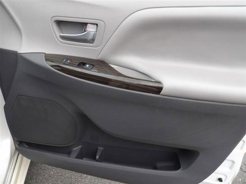 Used 2016 Toyota Sienna XLE image 16