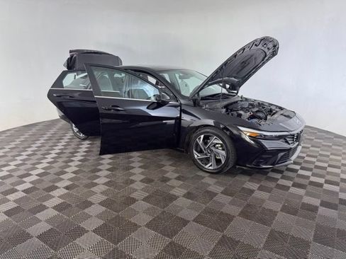 Used 2024 Hyundai Elantra Limited FWD image 12