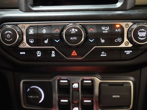 Used 2022 Jeep Wrangler Unlimited Sahara w/ Cold Weather Group AWD/4WD image 30