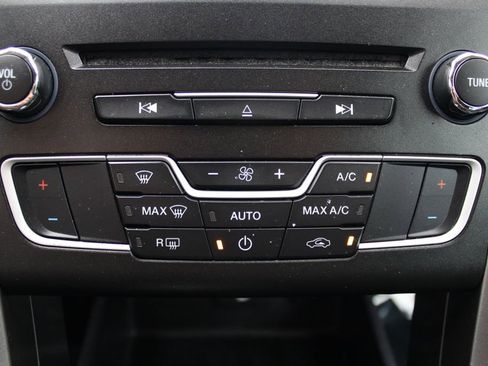 Used 2017 Ford Fusion SE FWD image 28
