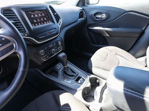 Used 2019 Jeep Cherokee Latitude w/ Cold Weather Group FWD image 18