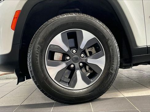 Used 2023 Jeep Grand Cherokee 4WD 4xe image 7