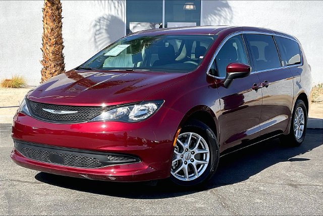 Used 2023 Chrysler Voyager LX FWD image 1