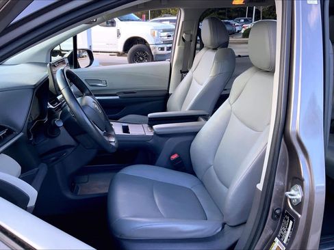 Used 2023 Toyota Sienna XLE image 8