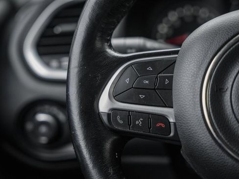 Used 2019 Jeep Renegade Latitude w/ Cold Weather Group image 31