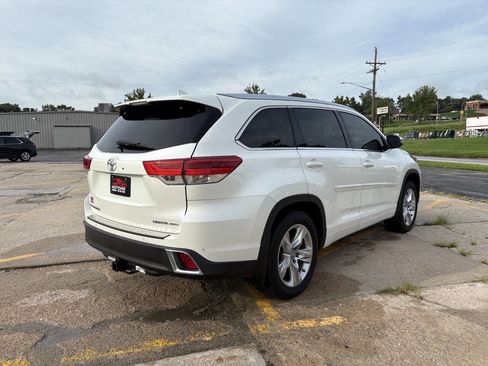 Used 2017 Toyota Highlander AWD V6 image 4