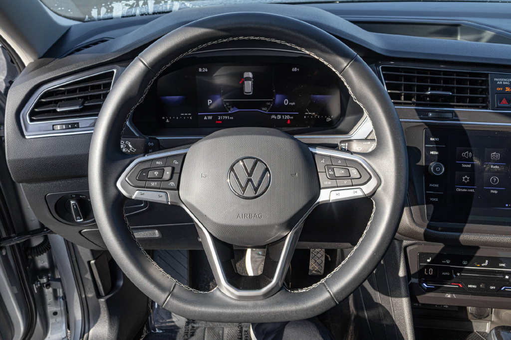 Certified 2023 Volkswagen Tiguan SE w/ Panoramic Sunroof Package FWD image 23