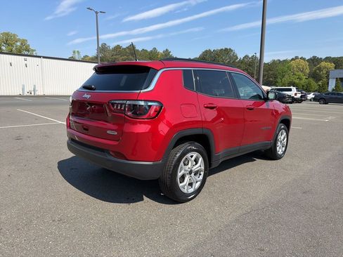 Used 2025 Jeep Compass Latitude w/ Sun & Sound Group AWD/4WD image 5