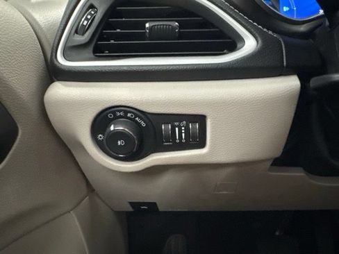 Used 2024 Chrysler Pacifica Limited FWD image 37