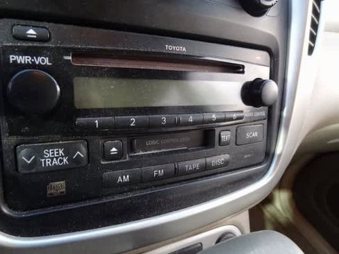 Used 2005 Toyota Highlander 2WD V6 w/ 3rd Row image 11