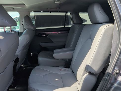 Used 2024 Toyota Highlander Limited image 8