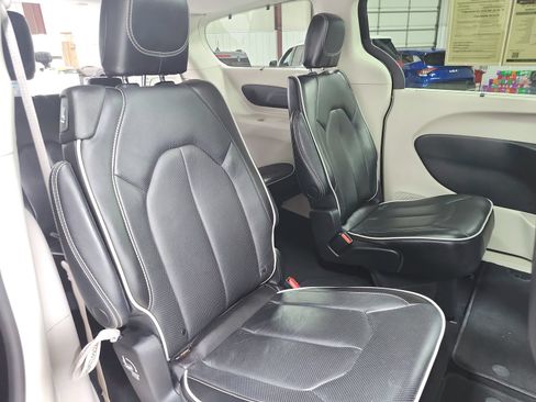 Used 2023 Chrysler Pacifica Limited FWD image 51