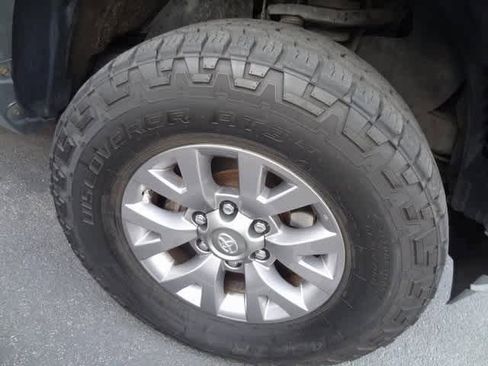 Used 2016 Toyota Tacoma SR5 w/ SR5 Appearance Package (SN) image 21