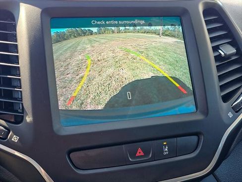 Certified 2022 Jeep Cherokee Latitude w/ Sun & Sound Group AWD/4WD image 27